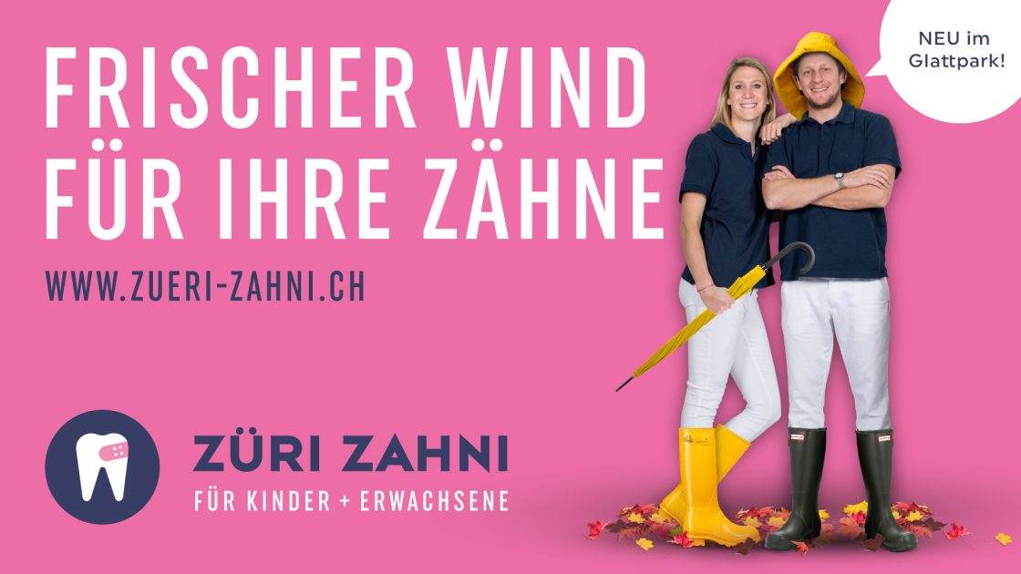 Züri Zahni poster: “A breath of fresh air for your teeth” — the practice team with rain hats, umbrella and wellies in autumn leaves.